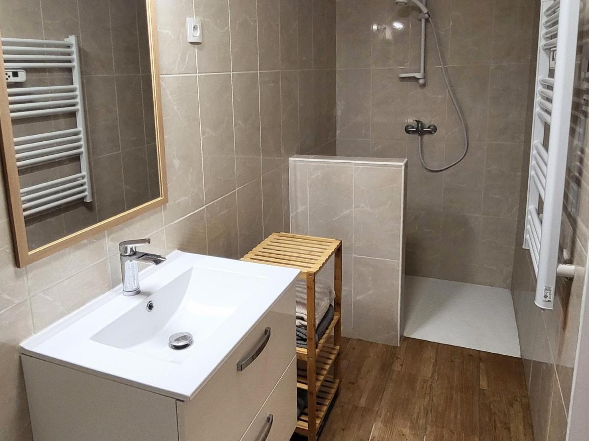 סן-קלוד Appartement 1 Chambre, Cuisine, Coin Salon, Salle De Bain מראה חיצוני תמונה